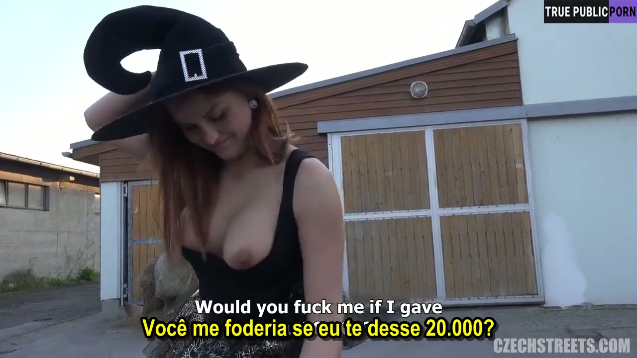 Fodendo a ruiva fantasiada de bruxa na rua