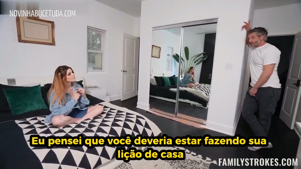 Pai tirando a roupa para a filha e comendo essa puta