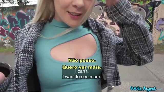 Novinha pegando na rola do dotado