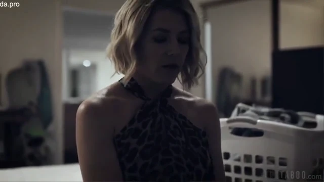 Madrasta ajudando o novinho a gozar com punheta