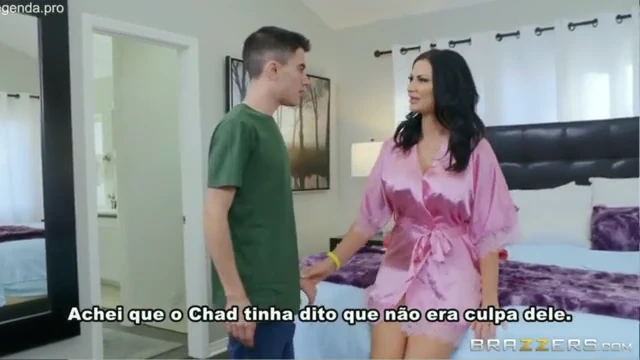 Fazendo a mãe do amigo sentar na vara grossa