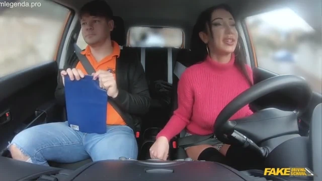 Aluna peituda usando sexo para passar na prova