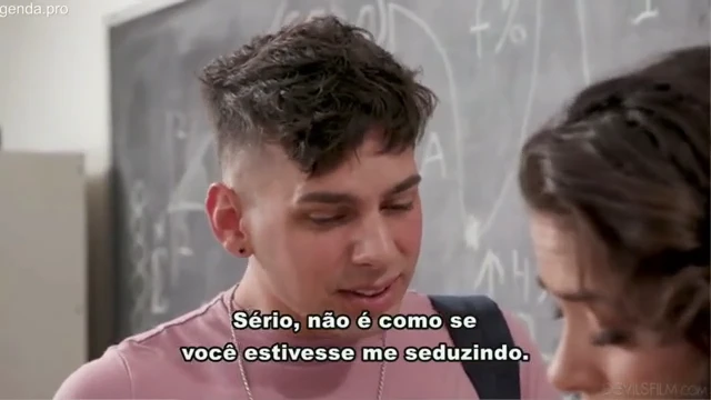 Aluno mostrando a vara para a professor safada