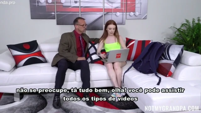 Vovó tarado assistindo pornô com a neta