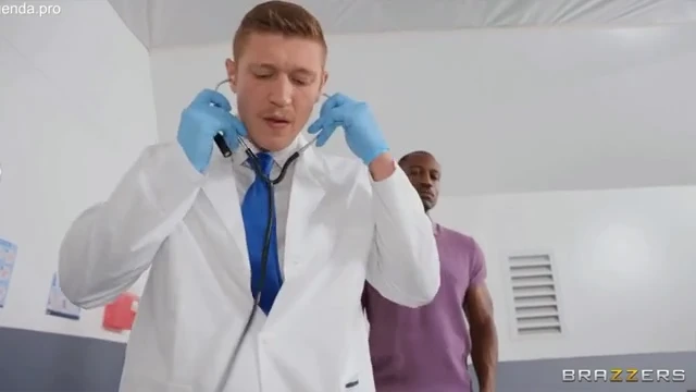 Mulher casada traindo o corno com o médico e fazendo anal