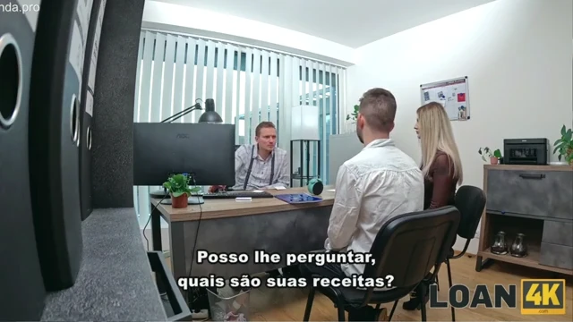 Loira casada fodendo com o funcionário do banco ao lado do corno