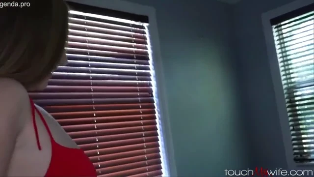 Negão fodendo com força o cuzinho da mulher casada