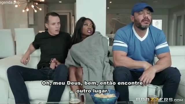 Fodendo com o amigo do marido com o corno do lado