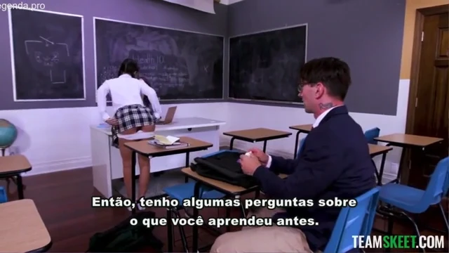 Novinho fodendo a aluna safada dentro da sala de aula