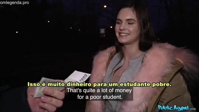Estudante dando a buceta para homem mais velho