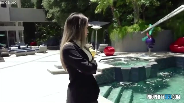 Puta fazendo o cliente gozar bem gostoso