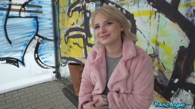 Estudante novinha dando a boceta no porão