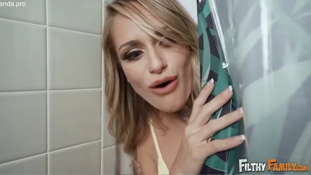 Novinha chamou a madrasta para foder com ela e seu namorado