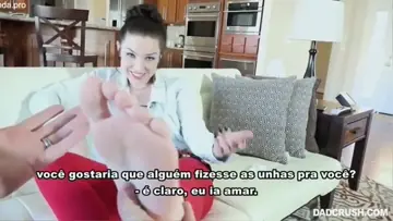 Pegou o padrasto no flagra cheirando sua calcinha e deu uma lição nele
