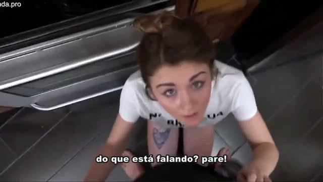 Novinha linda chupando o pai para ele a deixar viajar