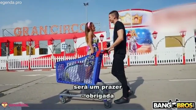 Homem do pau grande arrombando a buceta da anã