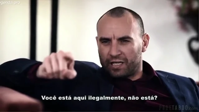 Imigrante ilegal usando a buceta para passar a família