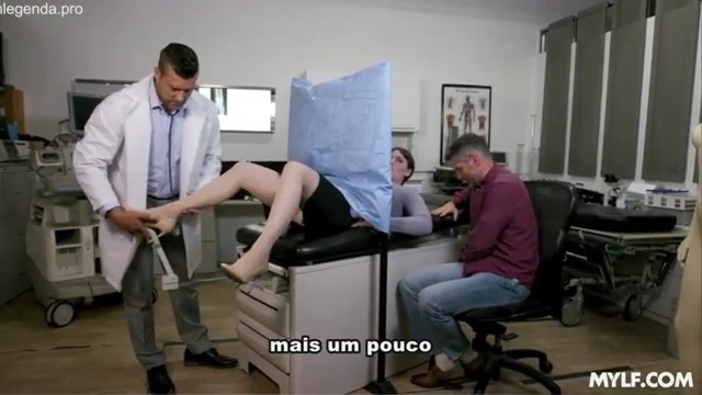 Ginecologista gozando na buceta da paciente na frente do corno