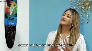 Loirinha lésbica massageando o corpo da vizinha linda