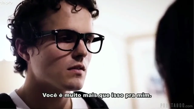 Nerd bem dotado comendo a melhor amiga de escola