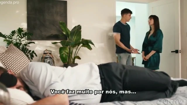 Gostosa dando para o enteado enquanto o corno dorme