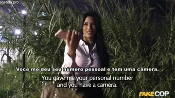 Safada transando com o policial no meio do mato