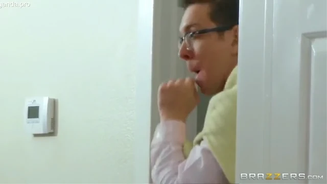 Cunhada fazendo sexo anal com o irmão nerd do seu marido