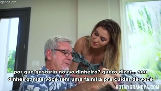 Novinha safada dando a buceta para o vovô