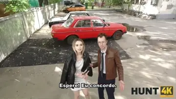 O safado ofereceu um carro para essa branquela para ela liberar o cuzinho apertado