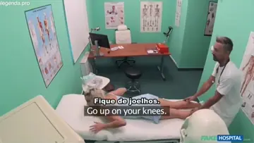 Loirinha tarada no médico sem calcinha