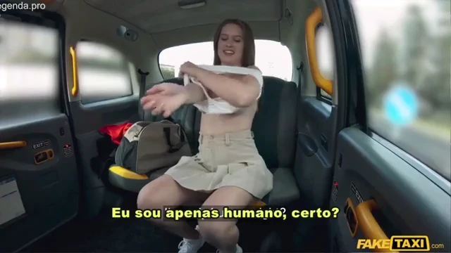 Ela pediu para o taxista foder o seu cuzinho bem gostoso