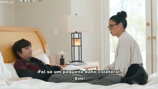 Professora peituda dando uma aula especial para o nerd