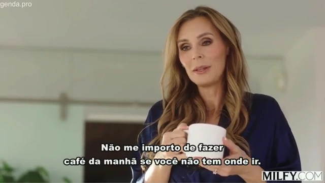 Loira cachorrona liberando a buceta apertada para seu ex aluno