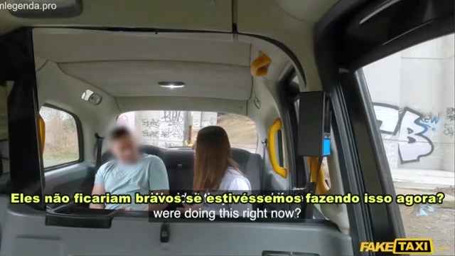 Taxista ajudando a mulher em troca de sexo
