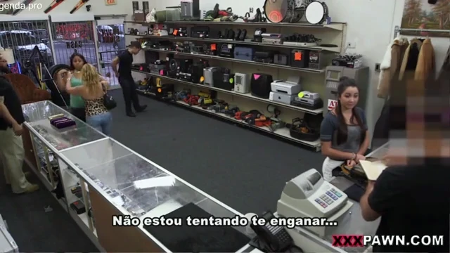 Safada negociando a buceta na loja